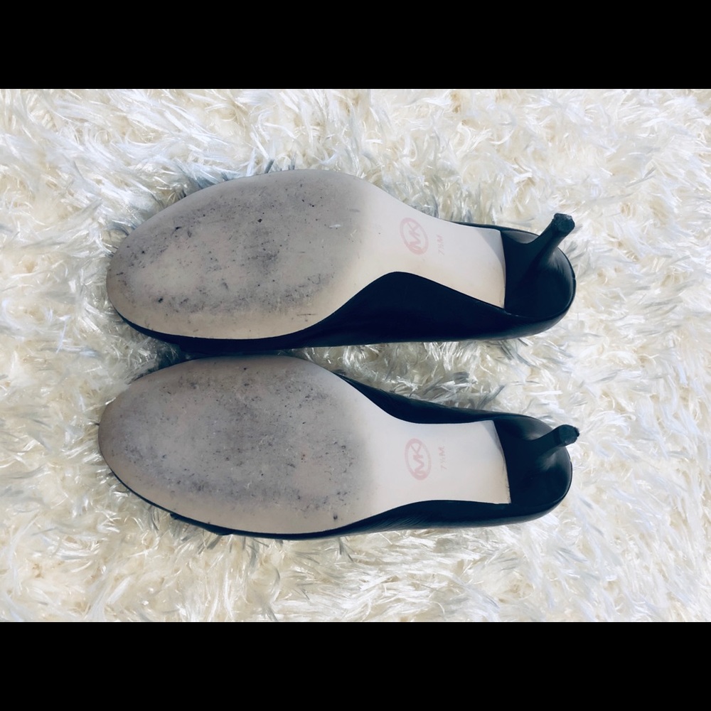 MICHAEL KORS Black Leather Round Toe Logo Heels. - Picture 5 of 5